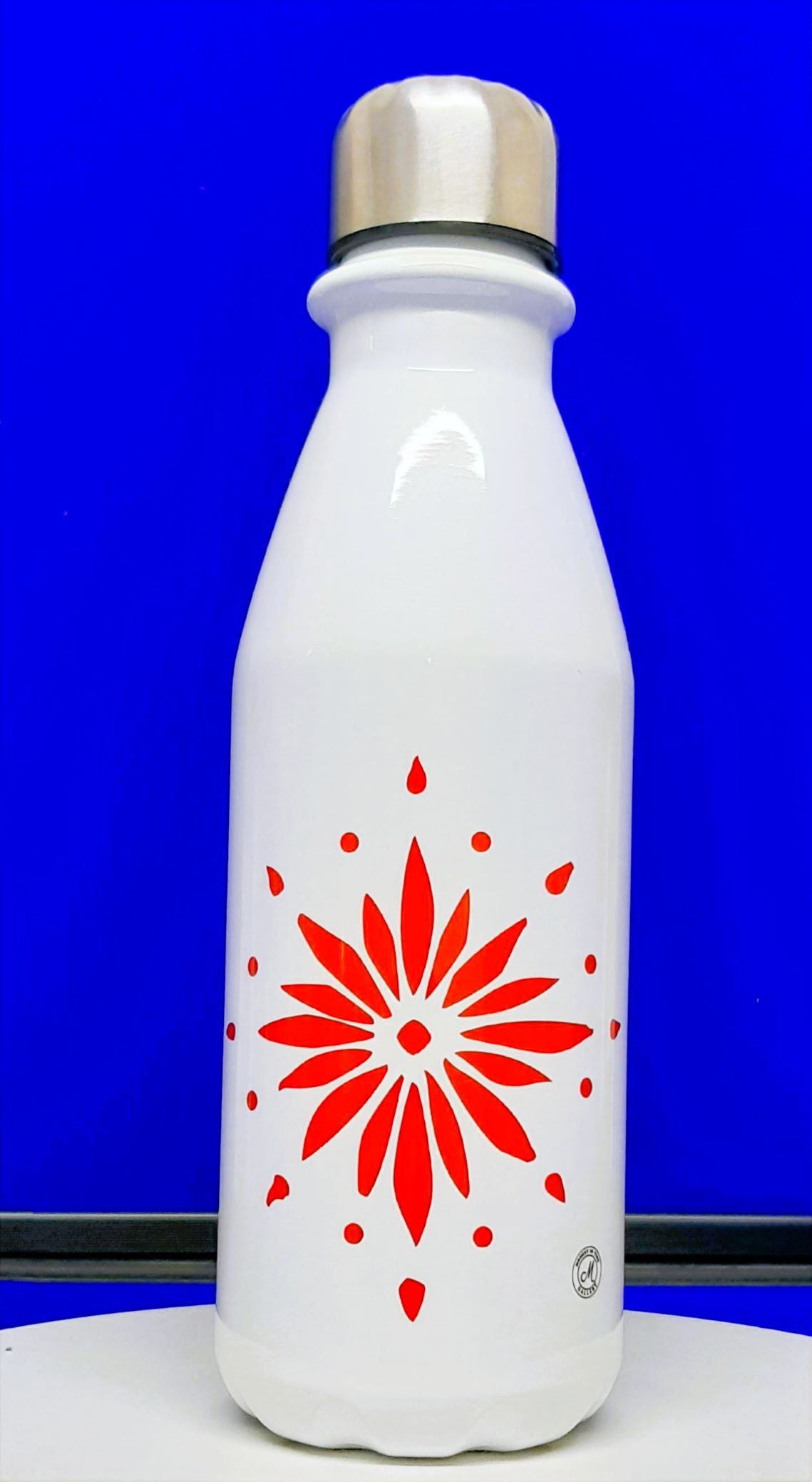 Aluminium Flowerburst bottle. White coating with a red flowerburst design on the front and back of the bottle. Silver cup cap. Flowerburst bottle - White/Red
Exclusively designed by Moment in Time Gallery. 650 ml Designer hydration.