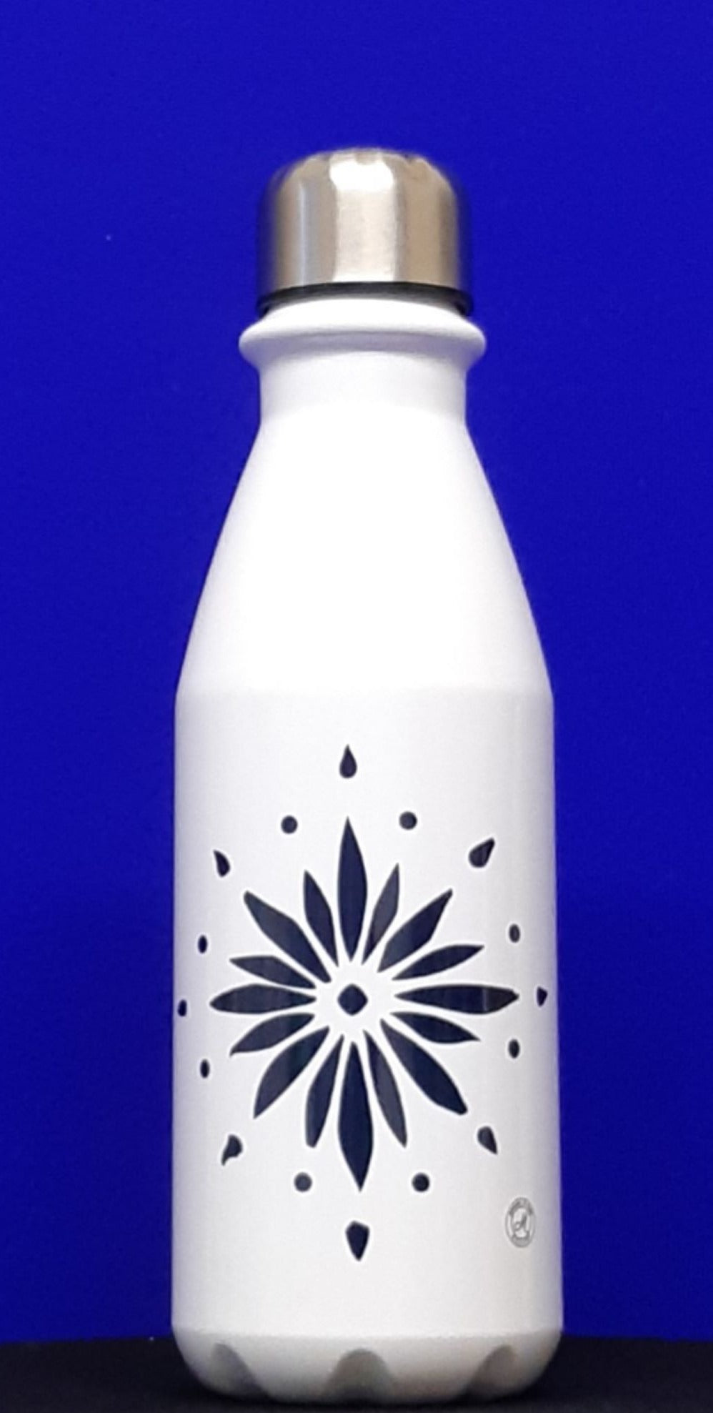 Aluminium Flower burst bottle. White coating with a blue flower burst design on the front and back of the bottle. Silver cup cap. Flowerburst bottle - White/Blue
Exclusively designed by Moment in Time Gallery. 650 ml Designer hydration.