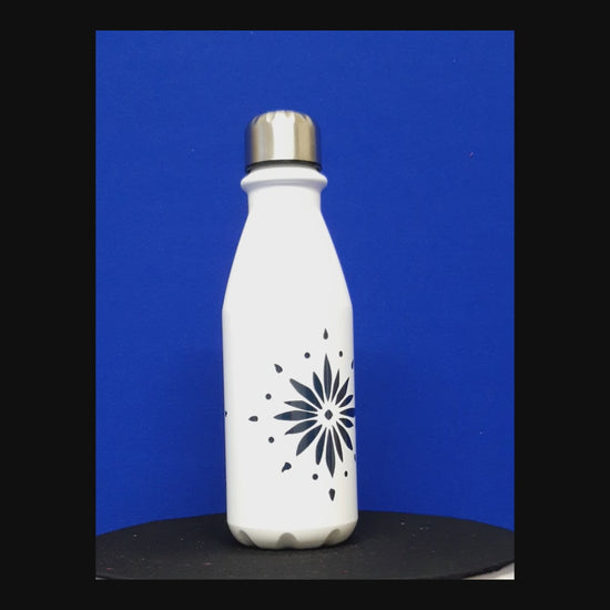 Aluminium Flowerburst bottle. White coating with a red or blue flowerburst design on the front and back of the bottle. Silver cup cap. Flowerburst bottle.
Exclusively designed by Moment in Time Gallery. 650 ml Designer hydration.