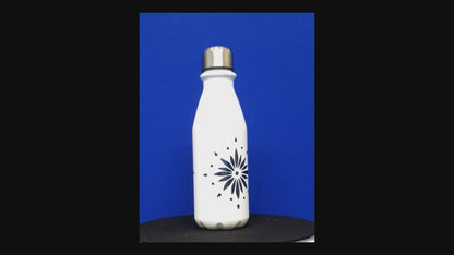 Aluminium Flowerburst bottle. White coating with a red or blue flowerburst design on the front and back of the bottle. Silver cup cap. Flowerburst bottle.
Exclusively designed by Moment in Time Gallery. 650 ml Designer hydration.
