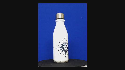 Aluminium Flowerburst bottle. White coating with a red or blue flowerburst design on the front and back of the bottle. Silver cup cap. Flowerburst bottle.
Exclusively designed by Moment in Time Gallery. 650 ml Designer hydration.